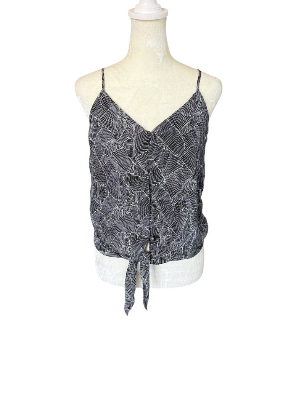 Sienna Sky black and white leaf pattern tie front button down tank size small